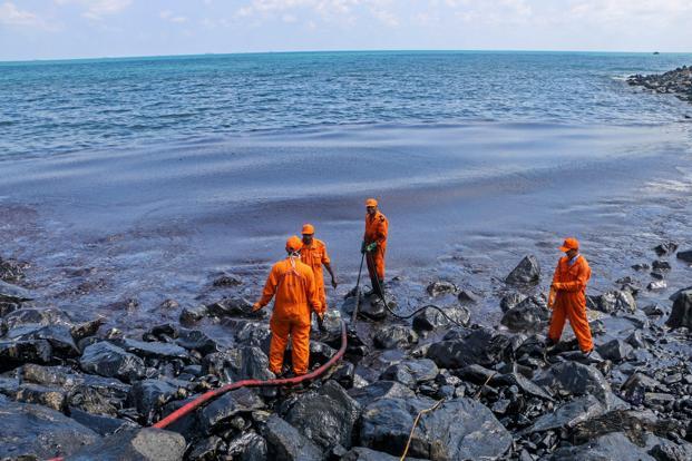 people working to clean up oil spill
